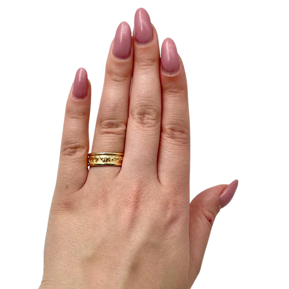 18K Gold Hebrew Wedding Ring with Textured Background - Image 3