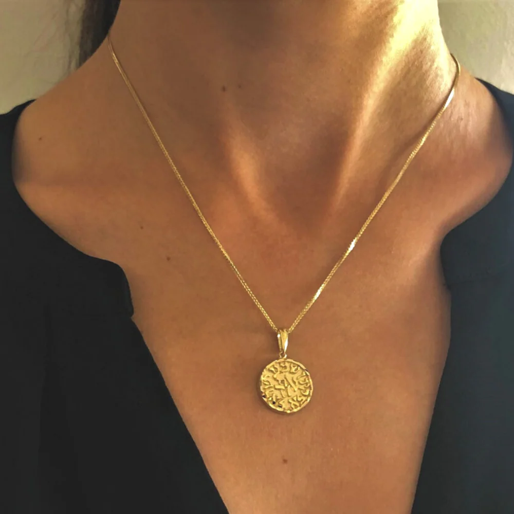 Shema Yisrael necklace - 14K Gold Round Pendant with Diamond Cut Border - Image 2